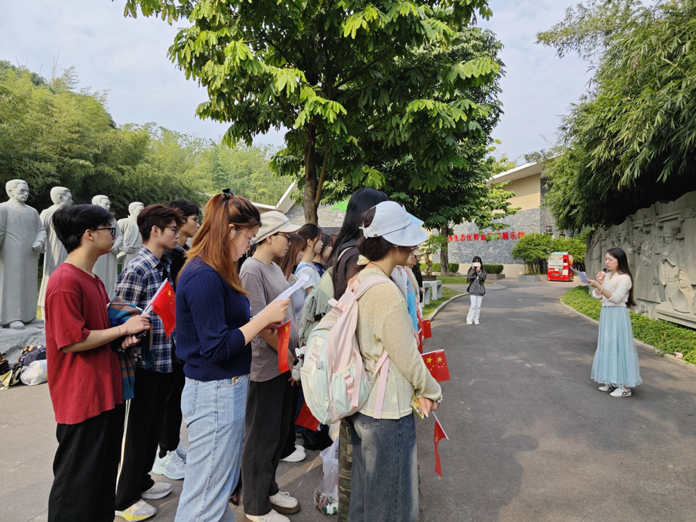 支部书记林梓约为同学们开展微党课学习